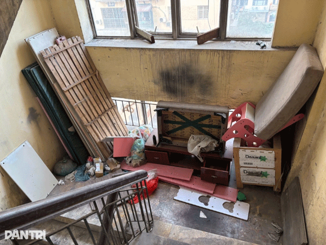 Cu-dan-buc-xuc-khi-hanh-lang-chung-cu-tien-ty-tro-thanh-noi-tap-ket-rac-loi-thoat-hiem-bi-buoc-day-1