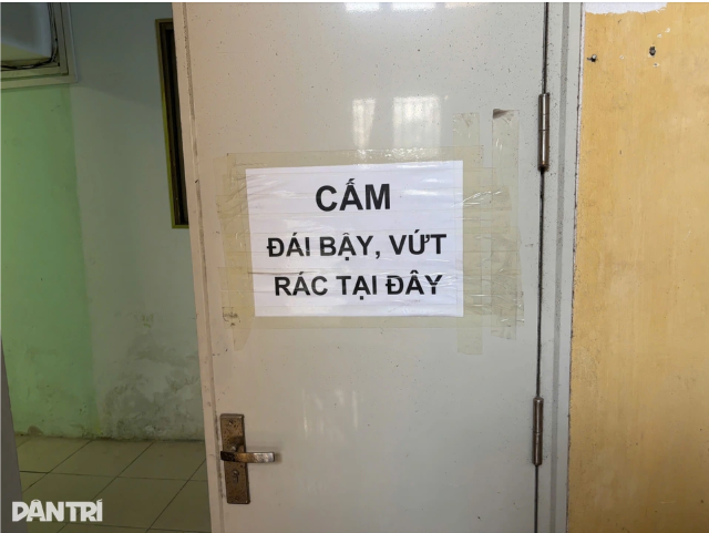 Cu-dan-buc-xuc-khi-hanh-lang-chung-cu-tien-ty-tro-thanh-noi-tap-ket-rac-loi-thoat-hiem-bi-buoc-day-10