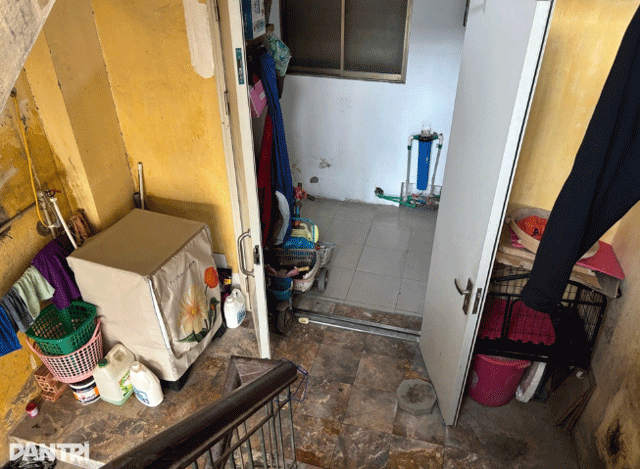 Cu-dan-buc-xuc-khi-hanh-lang-chung-cu-tien-ty-tro-thanh-noi-tap-ket-rac-loi-thoat-hiem-bi-buoc-day-5