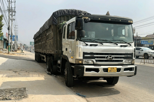 Nguoi-dan-lap-tuc-truy-duoi-khi-tai-xe-xe-dau-keo-bo-chay-sau-va-cham-khien-nam-thanh-nien-tu-vong-2