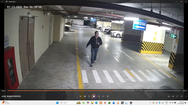 Camera-ghi-lai-canh-nguoi-dan-ong-ngang-nhien-den-mo-cua-xe-oto-roi-trom-gan-200-trieu-cua-co-gai-4