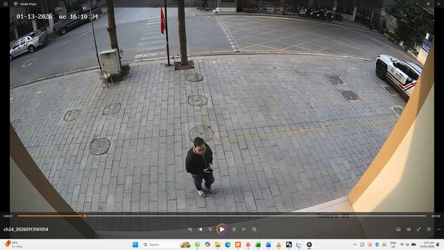 Camera-ghi-lai-canh-nguoi-dan-ong-ngang-nhien-den-mo-cua-xe-oto-roi-trom-gan-200-trieu-cua-co-gai-5