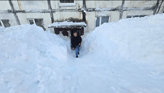 Dot-bao-tuyet-lon-nhat-trong-60-nam-o-nga-tuyet-cao-ngang-den-giao-thong-da-co-2-nguoi-tu-vong-2