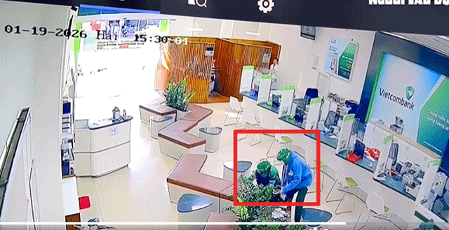 Nguoi-phu-nu-cam-300-trieu-den-ngan-hang-giao-dich-run-so-khi-thay-canh-2-ga-dan-ong-dang-cuop-tien-2
