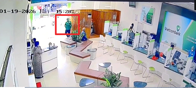 Nguoi-phu-nu-cam-300-trieu-den-ngan-hang-giao-dich-run-so-khi-thay-canh-2-ga-dan-ong-dang-cuop-tien-3