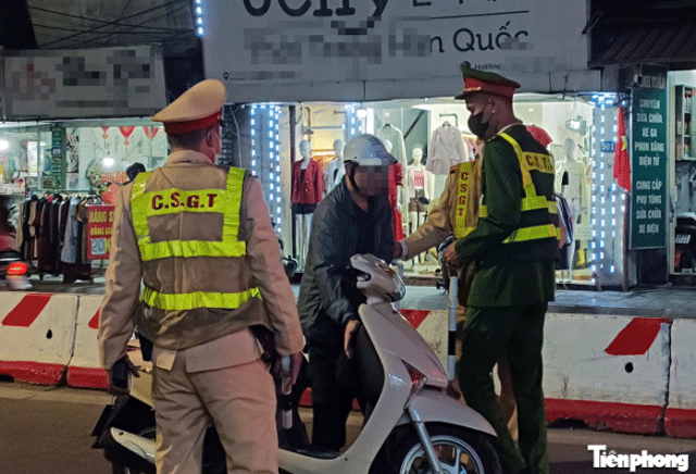 Ha-noi-nguoi-dan-ong-chu-dong-nho-csgt-ho-tro-diu-vao-chot-de-lap-bien-ban-sau-bua-nhau-het-minh-1