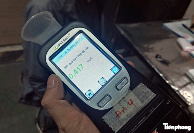 Ha-noi-nguoi-dan-ong-chu-dong-nho-csgt-ho-tro-diu-vao-chot-de-lap-bien-ban-sau-bua-nhau-het-minh-3