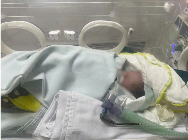 Tinh-hinh-be-so-sinh-nguy-kich-khi-bi-bo-roi-duoi-ranh-nuoc-thai-voi-mui-hoi-nong-nac-khong-mac-quan-ao-1