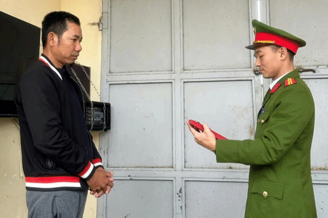 Chong-giau-vo-ban-dat-lay-700-trieu-tien-coc-tieu-vo-khong-dong-y-chong-mua-so-do-gia-dua-khach-1