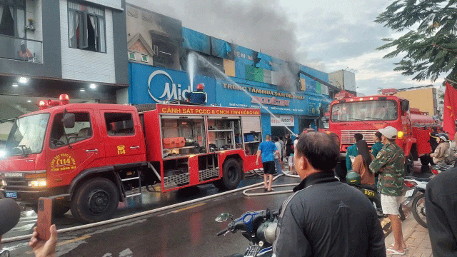 Dam-chay-o-dien-may-duoc-dap-tat-sau-2-tieng-danh-tinh-hai-me-con-tu-vong-trong-vu-hoa-hoan-3