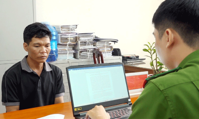 2-thanh-nien-dot-nhap-nha-dan-trom-10-cay-vang-1