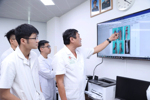 Gia-dinh-hoang-so-khi-con-trai-15-tuoi-gap-tai-nan-khi-phao-tu-che-phat-no-mat-vinh-vien-2-ngon-tay-4