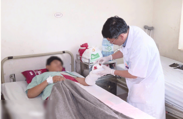 Gia-dinh-hoang-so-khi-con-trai-15-tuoi-gap-tai-nan-khi-phao-tu-che-phat-no-mat-vinh-vien-2-ngon-tay-5