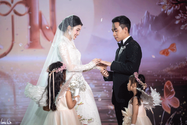 Tan-chay-voi-loat-khoanh-khac-tinh-be-binh-cua-phuong-nhi-va-thieu-gia-minh-hoang-trong-dam-cuoi-1