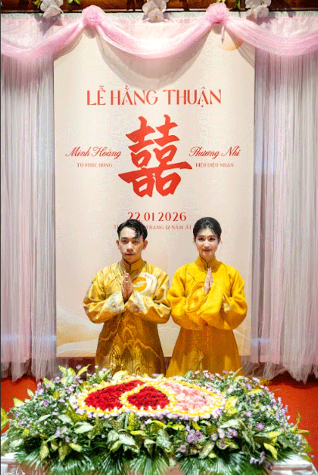 le-cuoi-cua-phuong-nhi-thieu-gia-minh-hoang-cap-doi-lo-dien-trong-ao-dai-truyen-thong-trang-nha-3