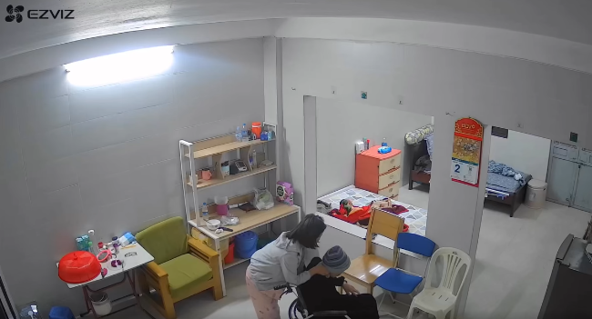 Clip-nu-giup-viec-bao-hanh-da-man-cu-ba-90-tuoi-bi-bai-liet-lien-tuc-van-co-bop-co-chui-boi-3