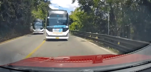 Xe-khach-cho-hoc-sinh-di-da-ngoia-than-nhien-chay-nguoc-chieu-vuot-au-tren-deo-bao-loc-gay-buc-xuc-1