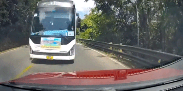 Xe-khach-cho-hoc-sinh-di-da-ngoia-than-nhien-chay-nguoc-chieu-vuot-au-tren-deo-bao-loc-gay-buc-xuc-4