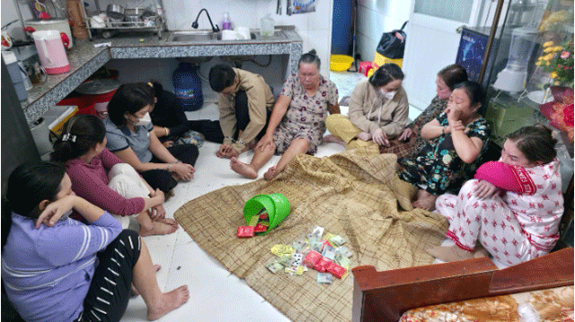 9-nguoi-phu-nu-bi-bat-giua-khi-dang-sat-phat-cung-1-nam-thanh-nien-so-tien-thu-giu-tai-hien-truong-1