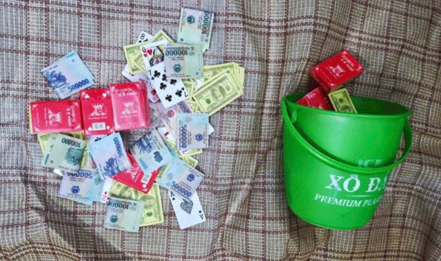 9-nguoi-phu-nu-bi-bat-giua-khi-dang-sat-phat-cung-1-nam-thanh-nien-so-tien-thu-giu-tai-hien-truong-2