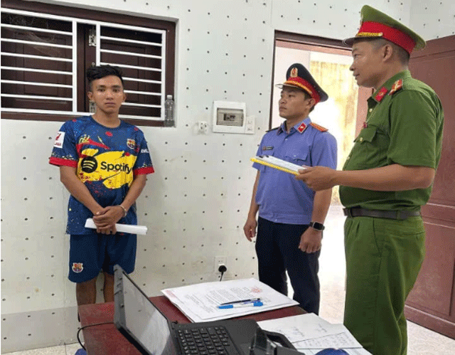 Ga-thanh-nien-siet-co-gai-ban-hoa-sau-khi-vui-ve-de-quyt-tien-he-lo-hanh-dong-mau-lanh-sau-do-2