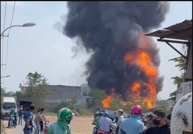 Vu-chay-lon-o-tphcm-khien-8-ho-dan-lan-can-hu-via-hien-truong-cot-khoi-cao-chuc-met-gay-am-anh-1