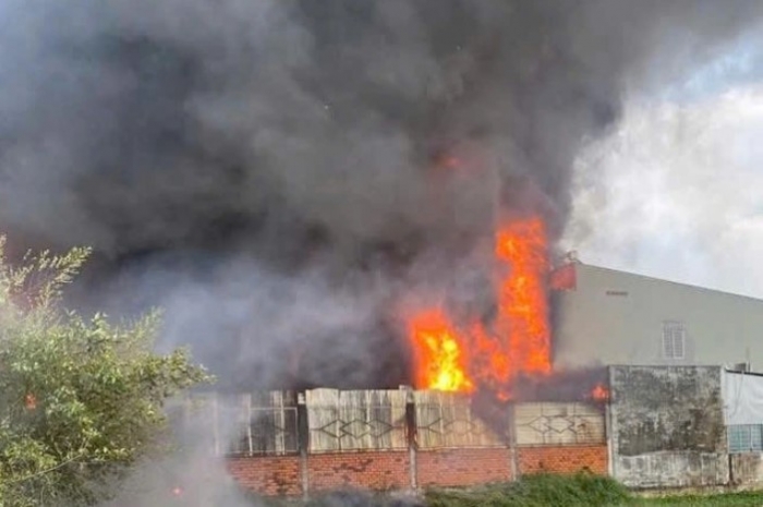 Vu-chay-lon-o-tphcm-khien-8-ho-dan-lan-can-hu-via-hien-truong-cot-khoi-cao-chuc-met-gay-am-anh-2