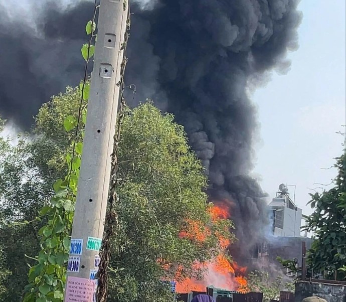 Vu-chay-lon-o-tphcm-khien-8-ho-dan-lan-can-hu-via-hien-truong-cot-khoi-cao-chuc-met-gay-am-anh-3