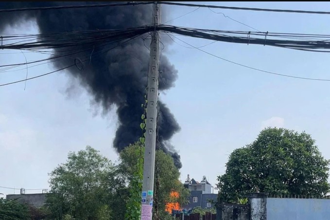 Vu-chay-lon-o-tphcm-khien-8-ho-dan-lan-can-hu-via-hien-truong-cot-khoi-cao-chuc-met-gay-am-anh-4