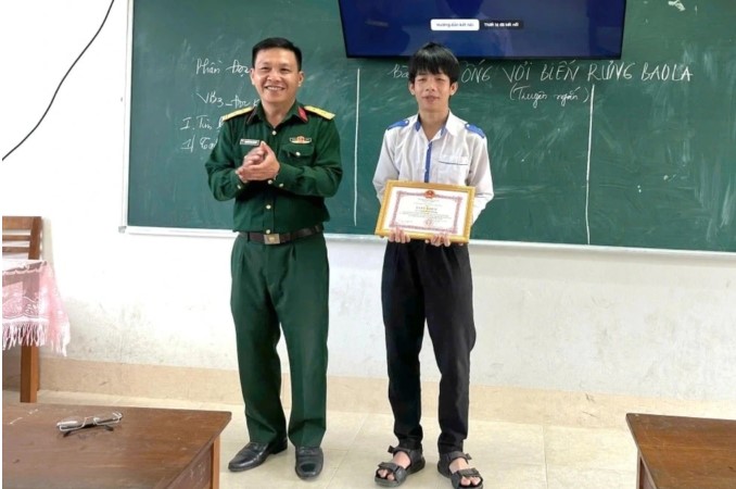 Vu-may-bay-quan-su-roi-o-dak-lak-khen-thuong-chau-be-lop-11-kip-thoi-cuu-phi-cong-bi-thuong-1