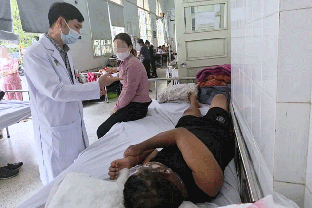 Gia-dinh-xot-xa-khi-mat-con-trai-bi-bien-dang-chan-thuong-nang-sau-khi-dung-phao-mua-qua-mang-3