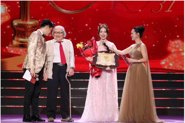 Ly-do-hoa-minzy-bi-che-trach-gay-gat-sau-man-len-nhan-giai-tai-le-trao-giai-mai-vang-cung-soobin-1