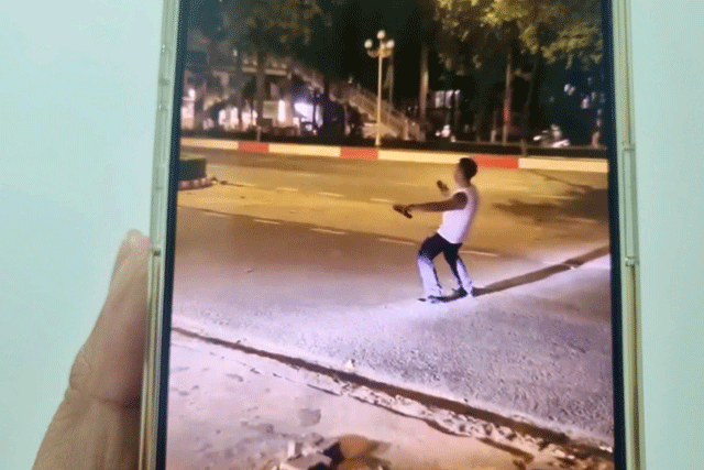 Nguoi-dan-ong-than-nhien-dung-giua-duong-nhay-hat-karaoke-lam-tac-nghen-giao-thong-gay-buc-xuc-2