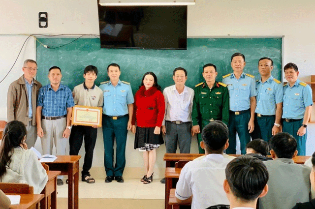 Vu-may-bay-quan-su-roi-o-dak-lak-nam-sinh-lop-11-run-ray-khi-thay-canh-mat-phi-cong-be-bet-mau-1