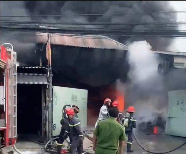 Camera-ghi-lai-canh-tuong-chay-kinh-hoang-o-tphcm-hien-truong-sau-vu-chay-gay-am-anh-1