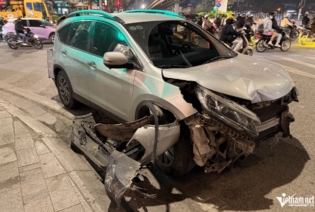 Tai-nan-lien-hoan-giua-2-o-to-va-1-xe-may-o-ha-noi-cong-an-tim-nhan-chung-co-clip-vu-tai-nan-2