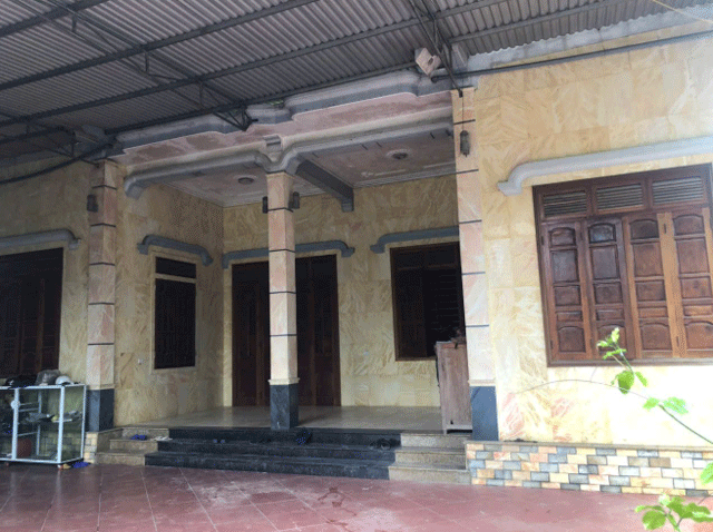 Vu-ban-nha-nhung-khong-chiu-chuyen-di-bi-cuong-che-van-cay-cua-vao-o-chu-moi-phai-di-thue-tro-o-2