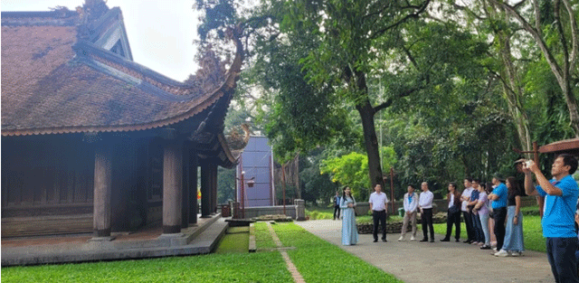 Vu-huong-dan-vien-gioi-thieu-chua-dung-ve-nha-tay-son-ban-tuong-trinh-he-lo-nguon-con-sai-sot-4