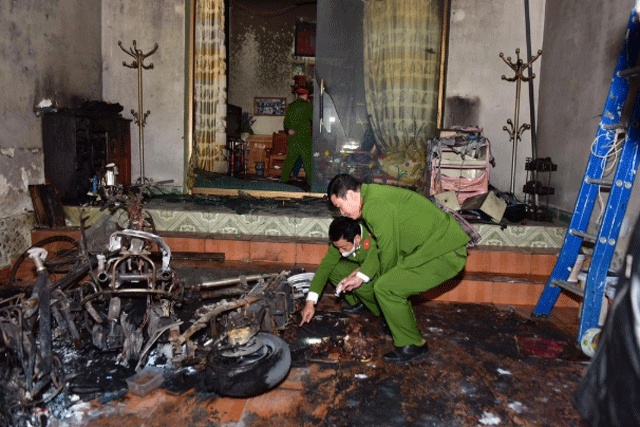 Chay-xe-dien-o-tuyen-quang-trong-nha-co-4-nguoi-dang-ngu-mot-chien-si-bi-kinh-vo-dam-phai-cap-cuu-1