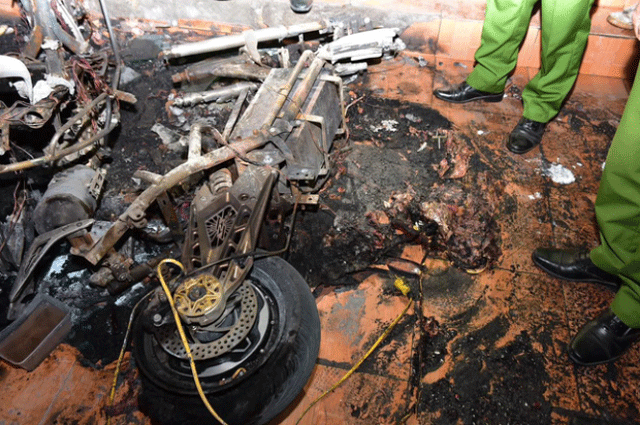 Chay-xe-dien-o-tuyen-quang-trong-nha-co-4-nguoi-dang-ngu-mot-chien-si-bi-kinh-vo-dam-phai-cap-cuu-2