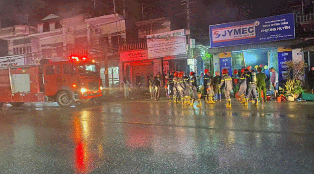 Chay-xe-dien-o-tuyen-quang-trong-nha-co-4-nguoi-dang-ngu-mot-chien-si-bi-kinh-vo-dam-phai-cap-cuu-3