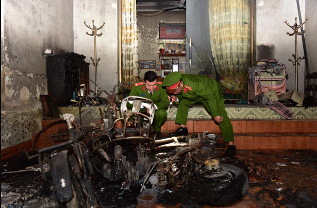 Chay-xe-dien-o-tuyen-quang-trong-nha-co-4-nguoi-dang-ngu-mot-chien-si-bi-kinh-vo-dam-phai-cap-cuu-4