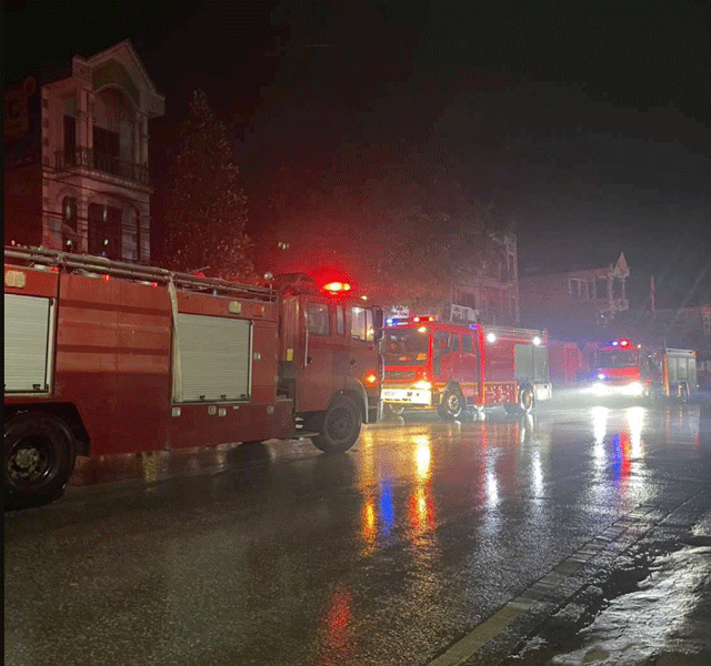 Chay-xe-dien-o-tuyen-quang-trong-nha-co-4-nguoi-dang-ngu-mot-chien-si-bi-kinh-vo-dam-phai-cap-cuu-5