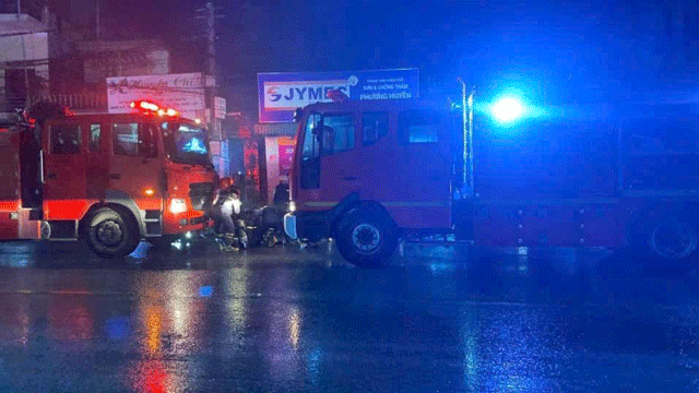 Chay-xe-dien-o-tuyen-quang-trong-nha-co-4-nguoi-dang-ngu-mot-chien-si-bi-kinh-vo-dam-phai-cap-cuu-6