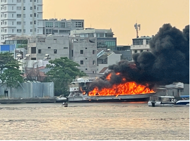 Clip-quay-lai-canh-con-tau-du-lich-tren-song-sai-gon-chay-rui-hoan-toan-co-suc-chua-90-nguoi-1