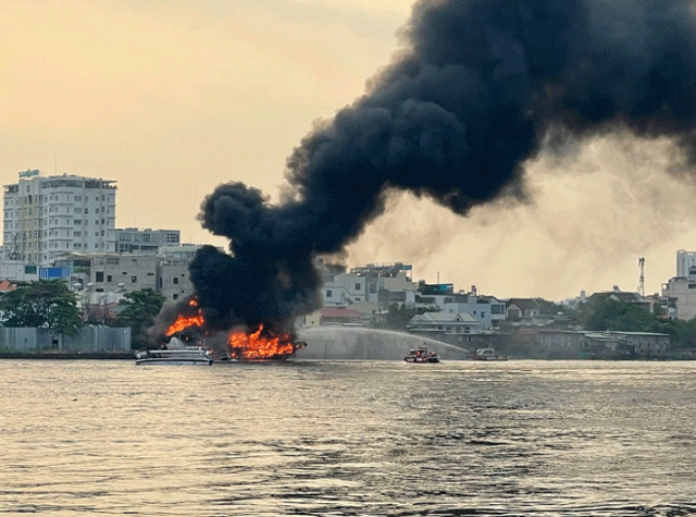 Clip-quay-lai-canh-con-tau-du-lich-tren-song-sai-gon-chay-rui-hoan-toan-co-suc-chua-90-nguoi-3