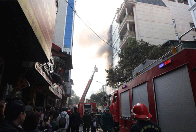 Nhieu-nguoi-dan-hoang-loan-khi-chung-kien-vu-chay-nha-dan-o-ha-noi-hien-truong-dam-chay-gay-am-anh-4