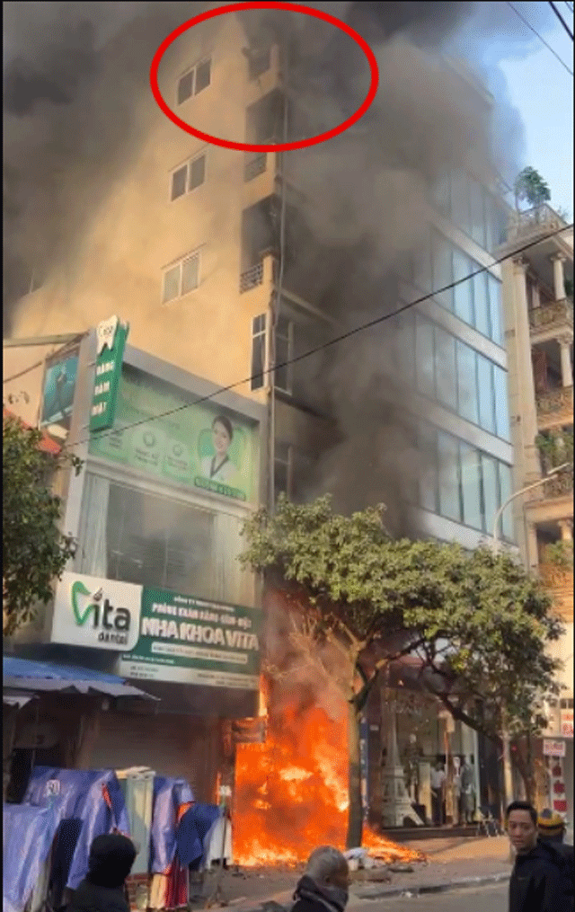 Nhieu-nguoi-dan-hoang-loan-khi-chung-kien-vu-chay-nha-dan-o-ha-noi-hien-truong-dam-chay-gay-am-anh-5