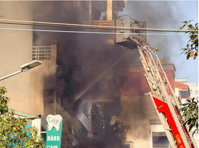 Nhieu-nguoi-dan-hoang-loan-khi-chung-kien-vu-chay-nha-dan-o-ha-noi-hien-truong-dam-chay-gay-am-anh-6