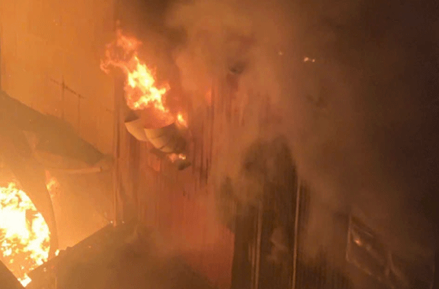 Nhieu-nguoi-dan-hoang-loan-khi-chung-kien-vu-chay-nha-dan-o-ha-noi-hien-truong-dam-chay-gay-am-anh-8